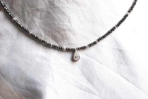 Schwarze Diamantkette mit Diamant-Tropfen