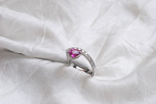 Ring mit rosa Saphir
